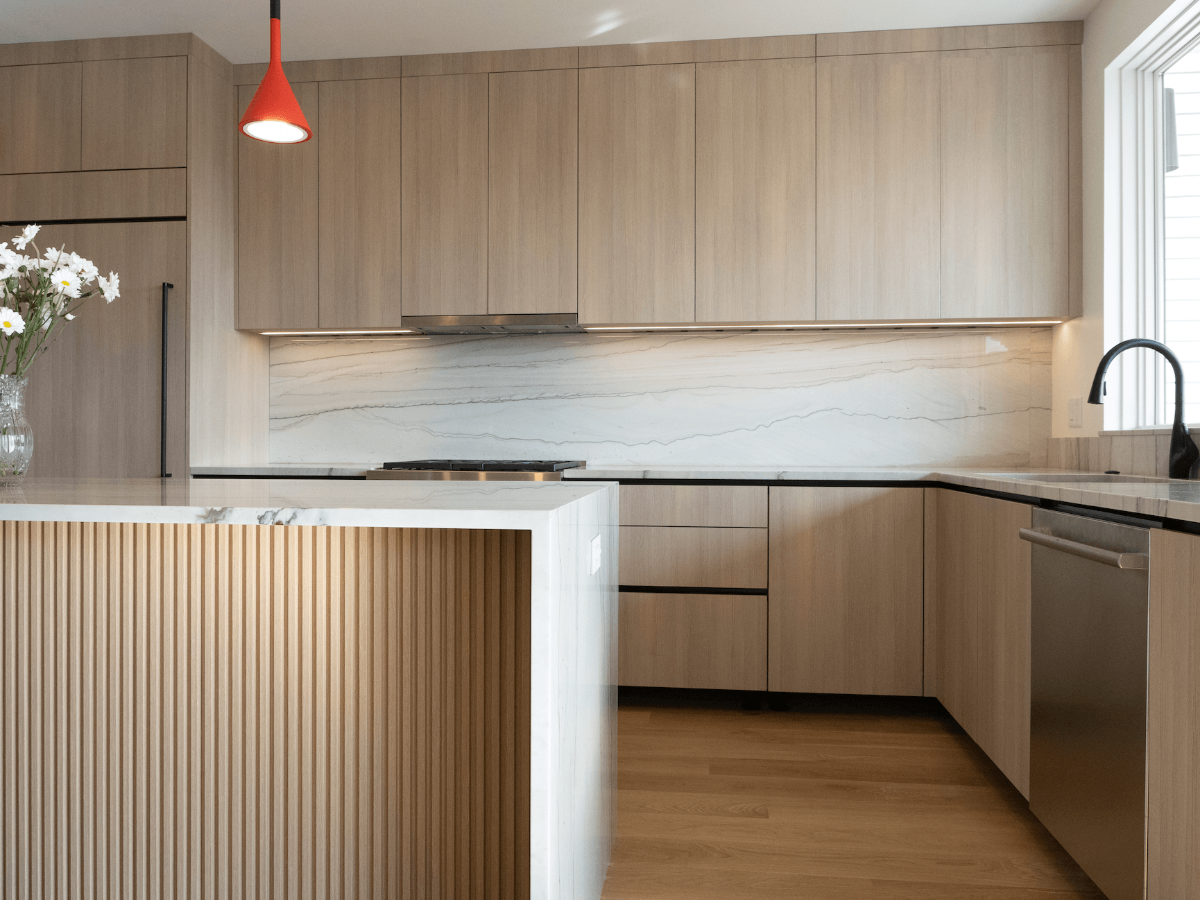 perimeter cabinetry and stone backsplash