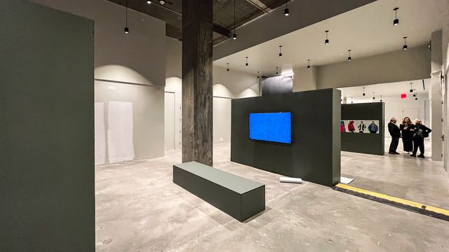gallery with concrete pillar and green partition walls