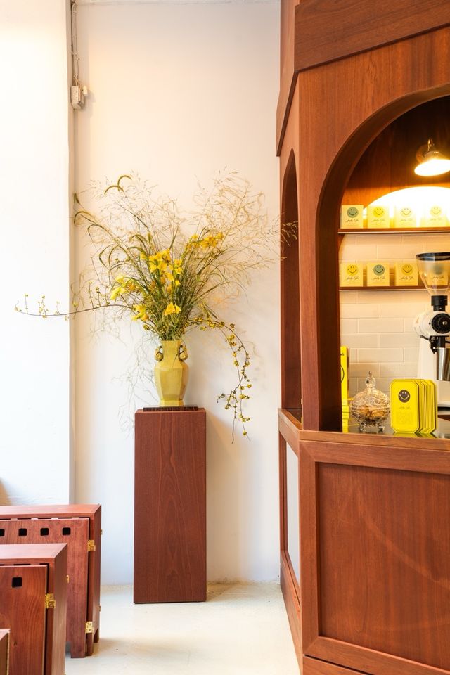 wood service counter with floral pedestal and tile arch