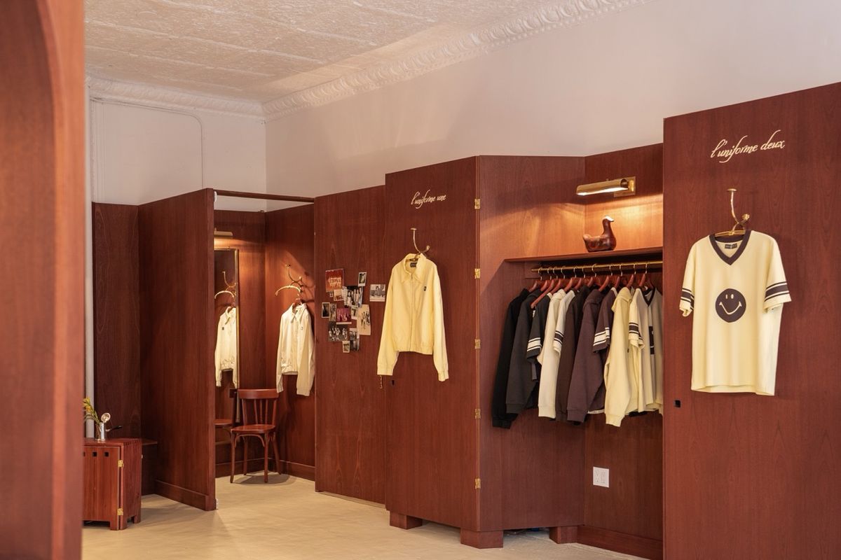 retail wall with uniform displays and fitting nook